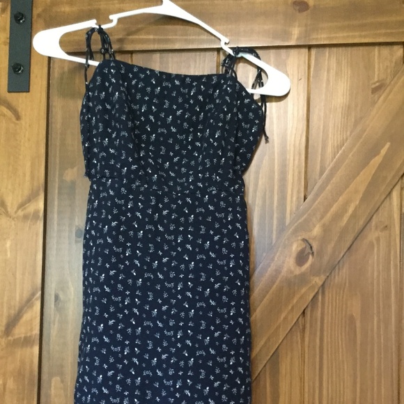 Variety of 4 summer dresses - Picture 2 of 6